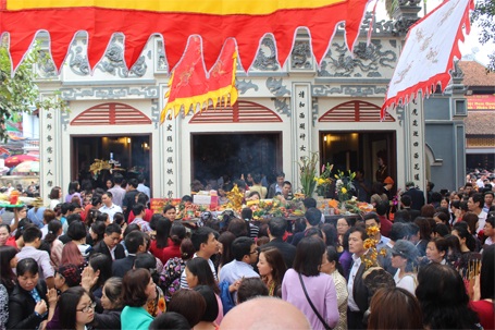 Hối hả, ồn ào những lễ hội đầu năm - 2 Bên trong phủ Tây Hồ dường như không còn chỗ trống