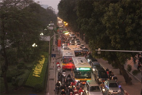 Giao thông Hà Nội “ngột ngạt” những ngày cận Tết - 1 Đường phố Hà Nội ngột ngạt hơn vào những ngày giáp Tết