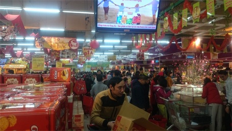 Lượng người chủ yếu đổ về các quầy bánh kẹo, mặt hàng đồ khô...