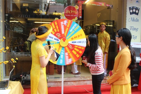 Hà Nội: Tắc đường kinh hoàng vì người dân đổ xô đi mua vàng - 7 1 số tiệm vàng còn tổ chức quay số trúng thưởng cho khách hàng trong ngày Vía Thần Tài