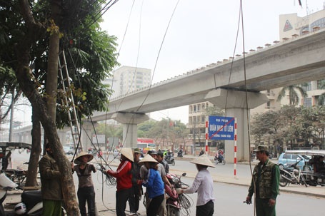 Hà Nội: Hối hả nhặt nhạnh “rác trời” - 1 Đội quân hành nghề đồng đát đang tranh thủ nhặt rác trời.