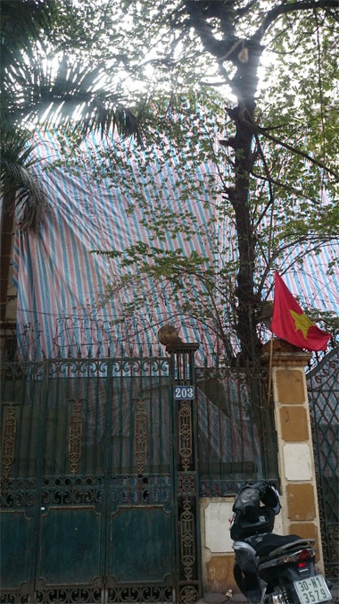 Ngôi nhà nơi xảy ra vụ việc đã được lực lượng an ninh phong tỏa để phục vụ công tác điều tra