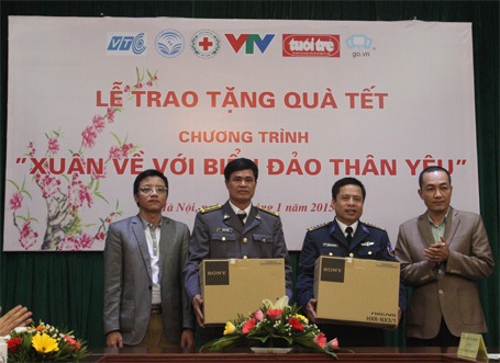 Trao tặng gần 5 tỷ đồng tới “biển đảo thân yêu” - 1 Đại diện Cục Kiểm Ngư Việt Nam và Cảnh sát Biển Việt Nam nhận quà