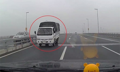 Tài xế xe tải bị phạt nguội vì chạy ngược chiều trên cầu Nhật Tân