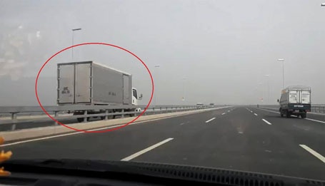 Xác định được chủ xe tải "phi" ngược chiều trên cầu Nhật Tân - 1 Chủ xe tải đi ngược chiều được xác định ở Hưng Yên.