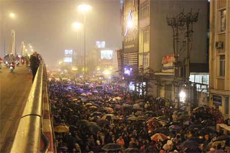 Hà Nội: Ngàn người đội mưa ngồi giữa đường cầu an - 4 Biển người đã bất chấp mưa rét cùng chắp tay vái vọng cầu an...