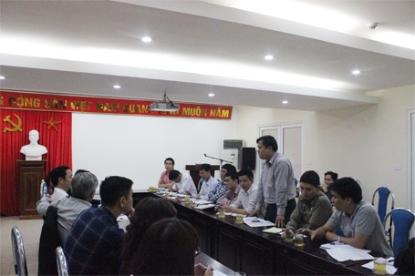 Ông Cương (bìa trái) hứa sẽ hoàn thiện chất lượng mặt đường xuống cấp trước 30/4