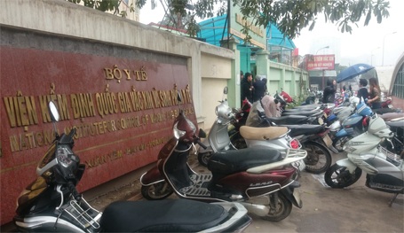 Hà Nội: Xếp hàng từ tờ mờ sáng để mua vắc xin “5 trong 1” - 9 Đến cuối giờ sáng nay, dòng người và xe vẫn tiếp tục đến đăng ký.