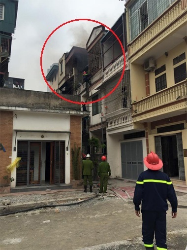 Hà Nội: Cháy nhà vì đun nước bằng ấm điện - 1 Khói và lửa phát ra từ tầng 3 của ngôi nhà...