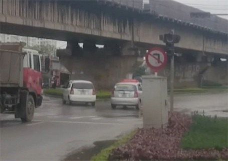 Hà Nội: Dòng phương tiện “vô tư” đi vào đường cấm rẽ - 1 Dòng phương tiện đủ các loại bất chấp biển cấp rẽ trái, vô tư vi phạm