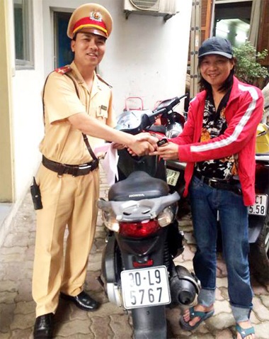 Nhiều chủ xe bị mất đã tỏ ra khá bất ngờ khi được CSGT gọi lên làm thủ tục nhận xe