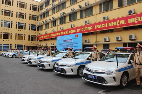 Cận cảnh dàn xe Camry mới của Công an Hà Nội - 3 Thiếu tướng Nguyễn Đức Chung đang xem nội thất bên trong của xe