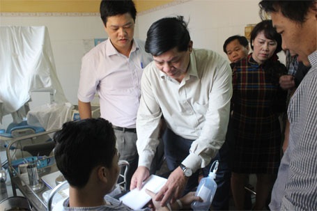 Nạn nhân vụ xe khách đấu đầu: "Tỉnh lại thấy con không sao, tôi mừng quá" - 1 Nạn nhân vụ xe khách đấu đầu: Tỉnh lại thấy con không sao, tôi mừng quá