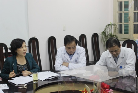 BV Việt Đức lên tiếng vụ tài xế xe cứu thương bị hành hung - 1 Bà Hường (bìa trái) cho rằng khi sự việc xảy ra, bảo vệ bệnh viện không làm ngơ