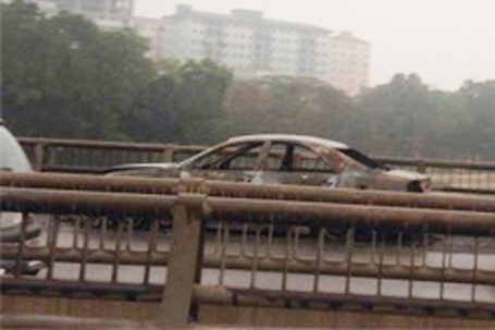 Hà Nội: Ô tô bốc cháy dữ dội tại đường trên cao - 2 Chiếc xe bị cháy trơ khung sắt