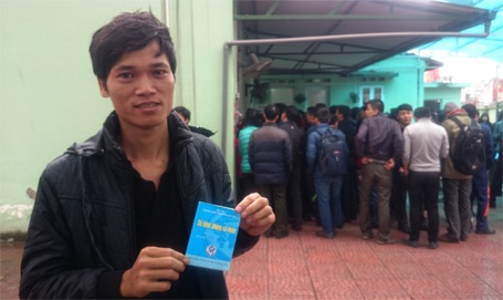 Hà Nội: Xếp hàng từ tờ mờ sáng để mua vắc xin “5 trong 1” - 4 Anh Tỉnh phấn khởi khi vừa đăng ký mua được vắc xin cho con.