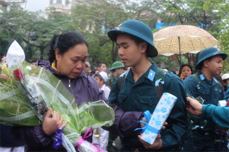 Đội mưa tiễn tân binh lên đường - 5 Rơi nước mắt khi căn dặn con trai trước khi lên xe...