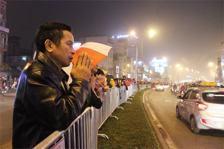 Hà Nội: Ngàn người đội mưa ngồi giữa đường cầu an - 9 1 bạn trẻ đứng trên cầu vượt Ngã Tư Sở cầu an