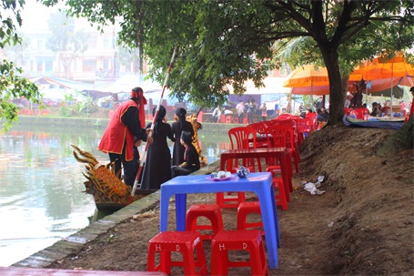 Bàn ghế kinh doanh chiếm hết chỗ đứng xem của du khách...