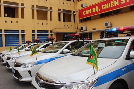 Cận cảnh dàn xe Camry mới của Công an Hà Nội - 4 Thiếu tướng Nguyễn Đức Chung đang xem nội thất bên trong của xe