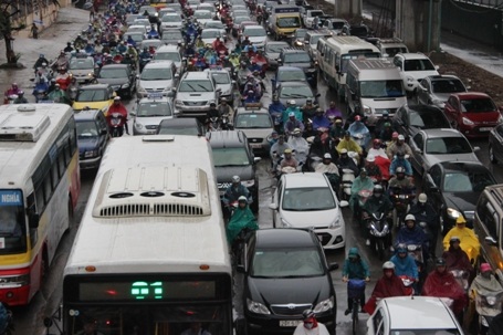 Dòng phương tiện chật cứng đường