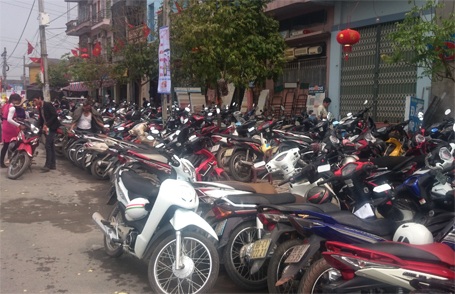 “Choáng” với phí gửi xe ngất ngưởng tại hội Lim - 1 Phí trông xe máy đồng loạt thu cao gấp 4 lần so với qui định - 20.000đồng/xe/lượt.