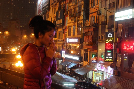 Hà Nội: Ngàn người đội mưa ngồi giữa đường cầu an - 8 1 bạn trẻ đứng trên cầu vượt Ngã Tư Sở cầu an