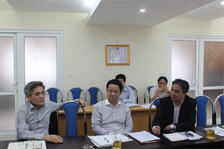 Ông Cương (bìa trái) hứa sẽ hoàn thiện chất lượng mặt đường xuống cấp trước 30/4