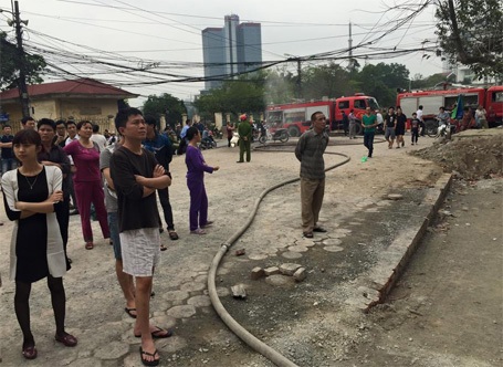 Hà Nội: Cháy nhà vì đun nước bằng ấm điện - 2 2 xe cứu hỏa phải nối vòi từ ngoài đường vào để tổ chức dập lửa