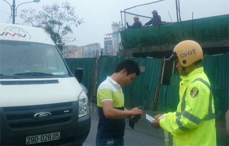 Hàng loạt xe ô tô đã bị xử phạt vì đi vào đường cấm