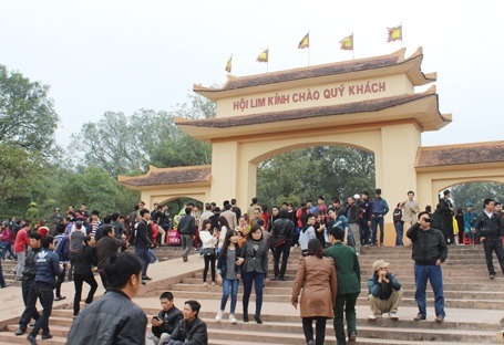 Không để liền anh liền chị hội Lim “ngả nón xin tiền” - 1 Du khách thập phương đã tấp nập về với hội Lim