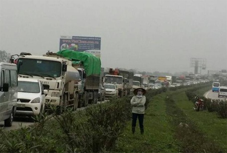 Hà Nội: Truy tìm xe container gây tai nạn chết người rồi bỏ trốn - 2 Đoạn đường qua khu vực xảy ra tai nạn đã rơi vào tình trạng ùn tắc kéo dài (ảnh CTV cung cấp)