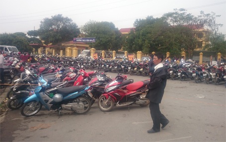 “Choáng” với phí gửi xe ngất ngưởng tại hội Lim - 2 Phí trông xe máy đồng loạt thu cao gấp 4 lần so với qui định - 20.000đồng/xe/lượt.