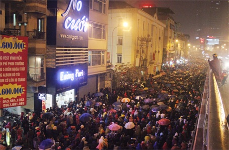 Hà Nội: Ngàn người đội mưa ngồi giữa đường cầu an - 5 Biển người đã bất chấp mưa rét cùng chắp tay vái vọng cầu an...