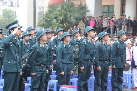 Đội mưa tiễn tân binh lên đường - 2 Chào cờ...