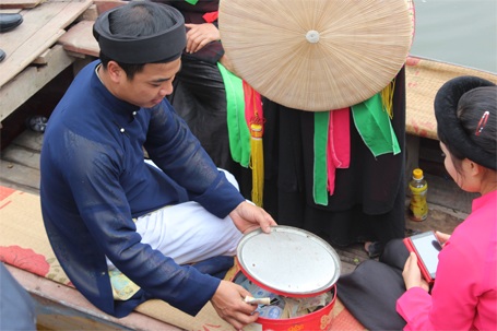 Du khách "bối rối" khi nghe hát quan họ ở... ao nuôi vịt - 6 Quang cảnh không phù hợp cùng những hành động thiếu tế nhị làm mất đi vẻ đẹp của hội Lim.