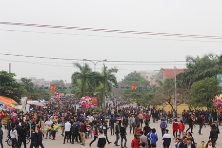 Không để liền anh liền chị hội Lim “ngả nón xin tiền” - 3 Các con đường dẫn đến trung tâm của hội Lim đã đông kín người