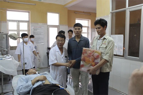Nạn nhân vụ xe khách đấu đầu: "Tỉnh lại thấy con không sao, tôi mừng quá" - 3 GĐ BV Đa khoa Sơn Tây (bìa trái) trao quà cho nạn nhân.