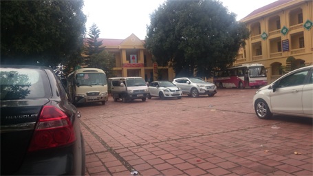 “Choáng” với phí gửi xe ngất ngưởng tại hội Lim - 3 Phí trông xe máy đồng loạt thu cao gấp 4 lần so với qui định - 20.000đồng/xe/lượt.