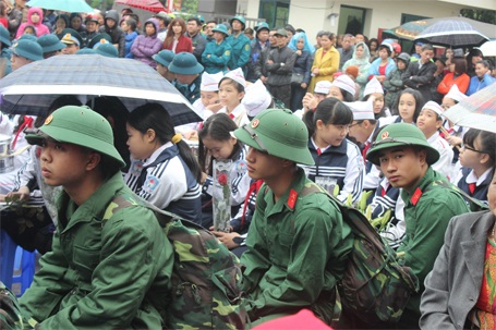 Đội mưa tiễn tân binh lên đường - 3 Đợt tuyển quân đợt này, quận Tây Hồ có 40 tân binh lên đường nhập ngũ...