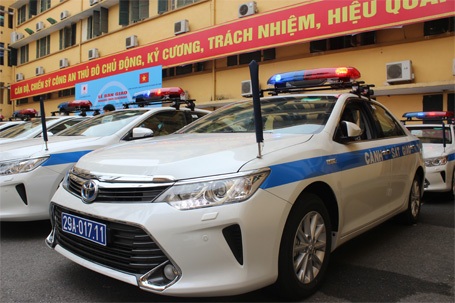 Cận cảnh dàn xe Camry mới của Công an Hà Nội - 5 Thiếu tướng Nguyễn Đức Chung đang xem nội thất bên trong của xe