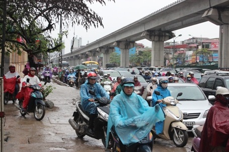 Ô tô, xe máy phải lao cả lên vỉa hè để thoát thân