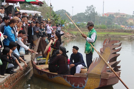 Du khách "bối rối" khi nghe hát quan họ ở... ao nuôi vịt - 5 Quang cảnh không phù hợp cùng những hành động thiếu tế nhị làm mất đi vẻ đẹp của hội Lim.