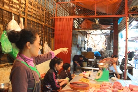 Bà Loan chỉ ra vị trí cây đổ...