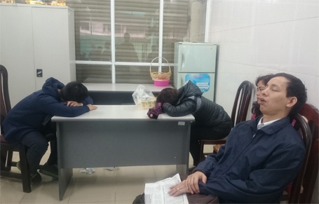 Hà Nội: Xếp hàng từ tờ mờ sáng để mua vắc xin “5 trong 1” - 7 Nhiều người tỏ ra mệt mỏi vì phải chờ quá lâu...