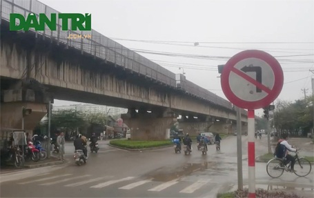 Hà Nội: Dòng phương tiện “vô tư” đi vào đường cấm rẽ - 4 Dòng phương tiện đủ các loại bất chấp biển cấp rẽ trái, vô tư vi phạm