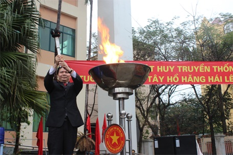 Đội mưa tiễn tân binh lên đường - 4 Bí thư quận ủy Tây Hồ thắp ngọn lửa truyền thống