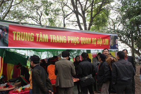 Bỏ 50.000 đồng để hóa thành "liền anh, liền chị" tại hội Lim - 1 Quầy dịch vụ thuê trang phục luôn tấp nập người thuê