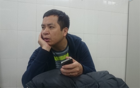 Hà Nội: Xếp hàng từ tờ mờ sáng để mua vắc xin “5 trong 1” - 2 Anh Đại ngồi chờ hàng tiếng vẫn chưa đến lượt...