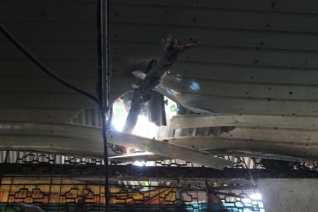 Mái tôn của 1 số ki ốt của chợ này đã bị đâm thủng